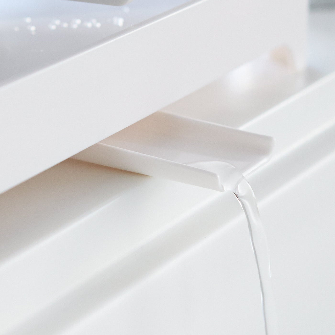 Compact Self-Draining Dish Rack with Swivel Spout