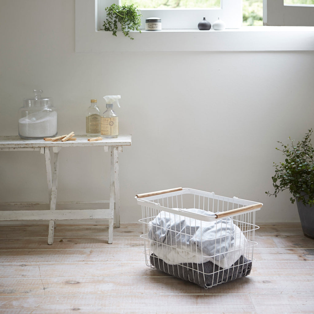 Modern Wire Laundry Basket with Collapsible Wooden Handles