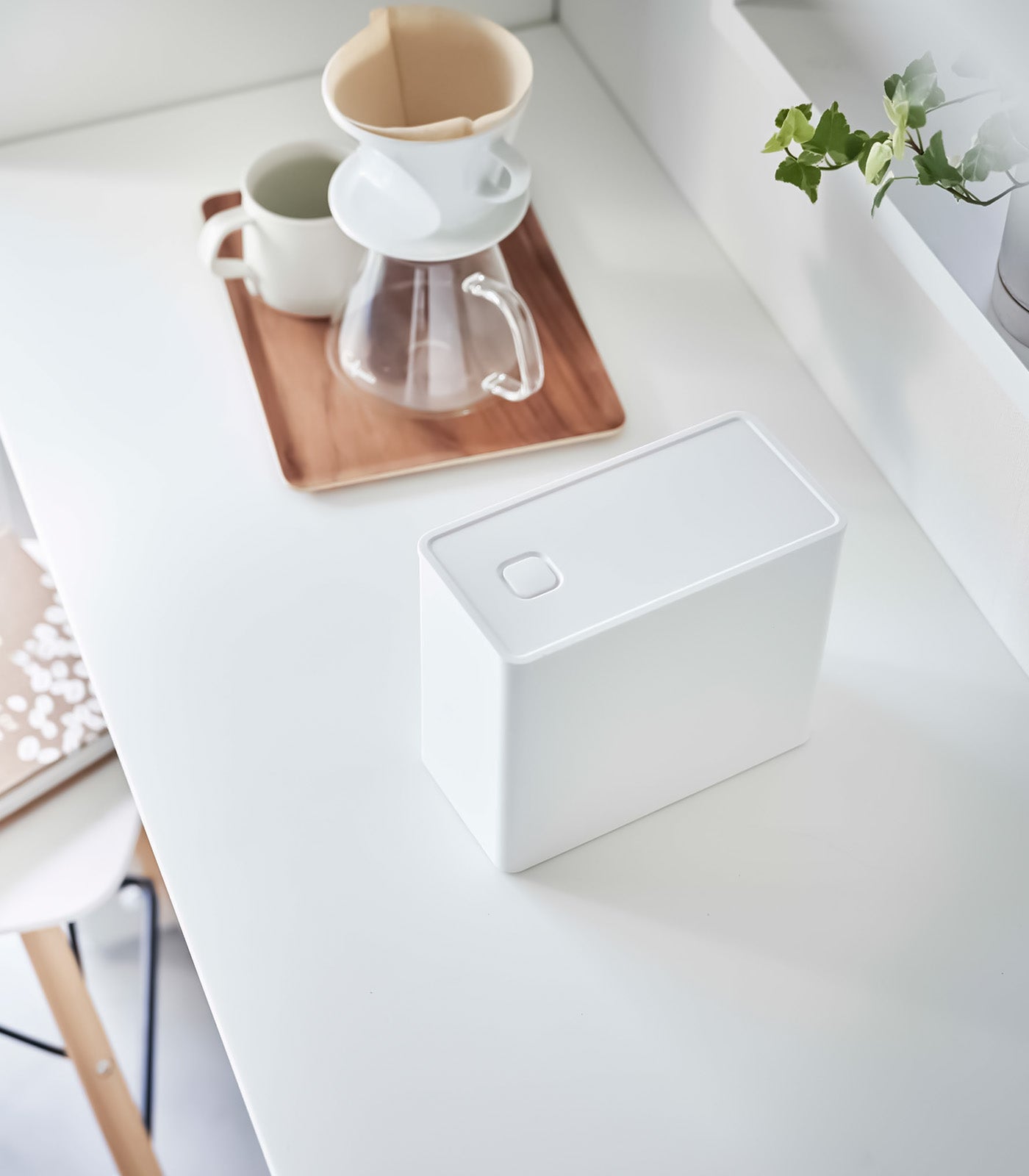 Vacuum-Seal Coffee Grounds Storage Canister with Measuring Spoon