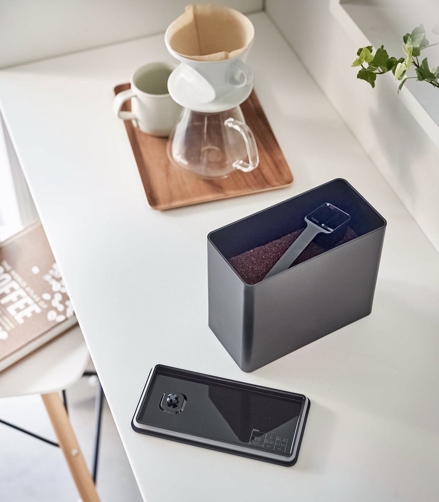 Vacuum-Seal Coffee Grounds Storage Canister with Measuring Spoon