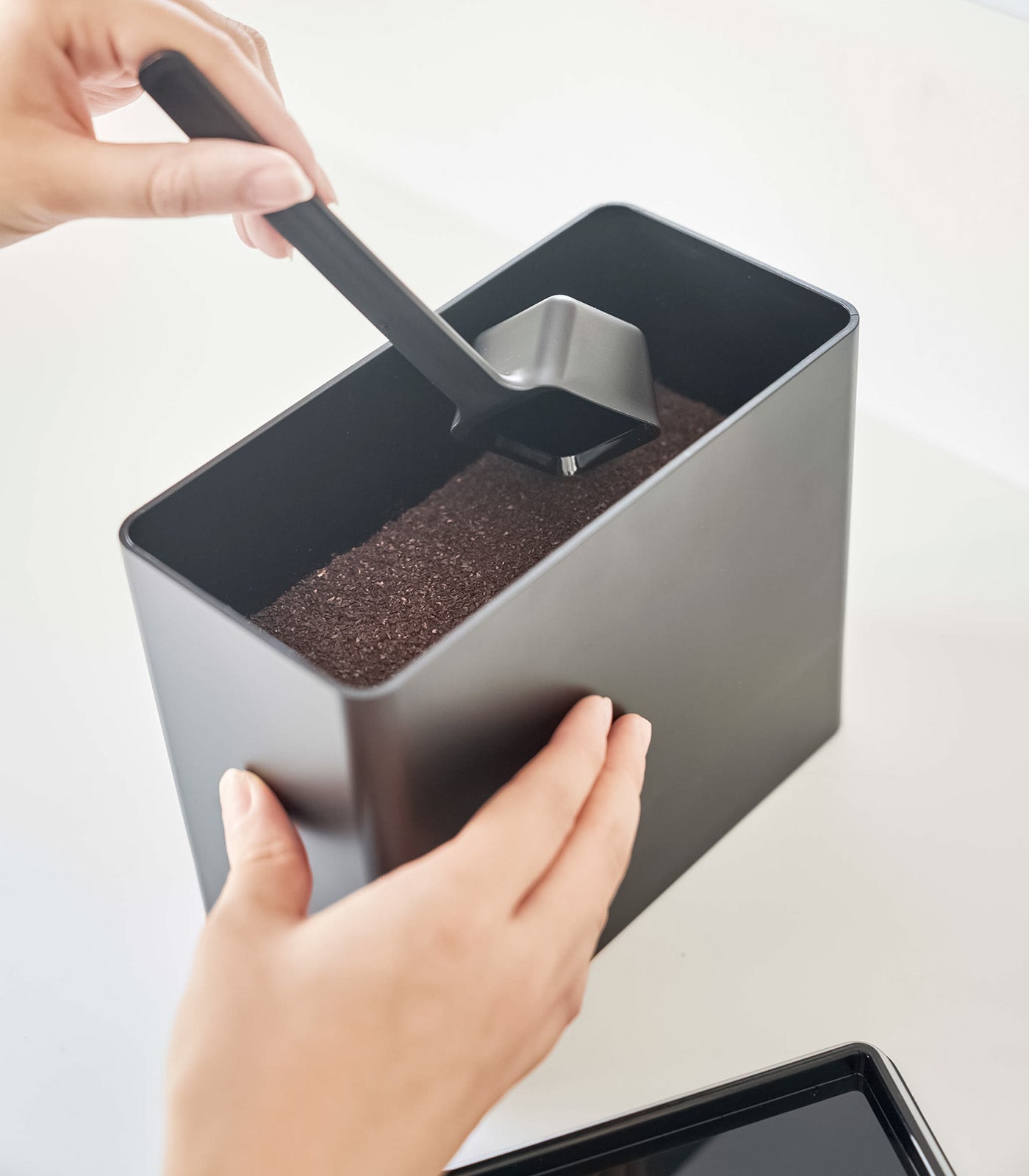 Vacuum-Seal Coffee Grounds Storage Canister with Measuring Spoon