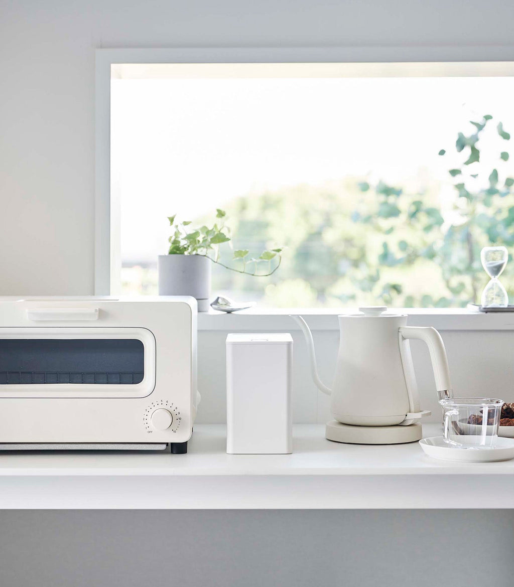 Vacuum-Seal Coffee Grounds Storage Canister with Measuring Spoon