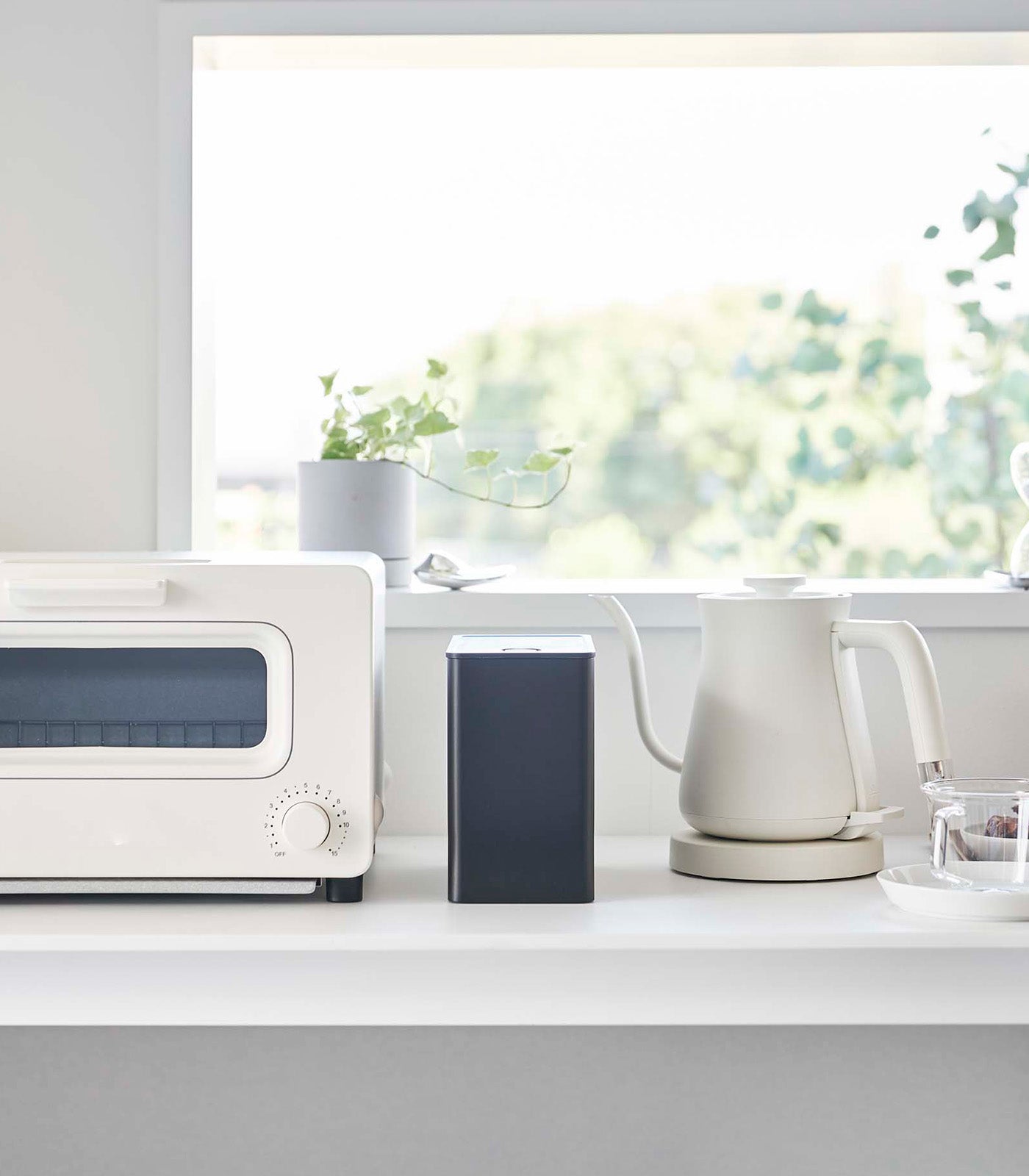 Vacuum-Seal Coffee Grounds Storage Canister with Measuring Spoon